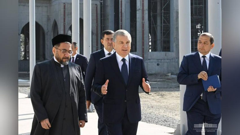 Изрображение 'По прибытии в Самарканд глава государства посетил мавзолей Имама Бухари'