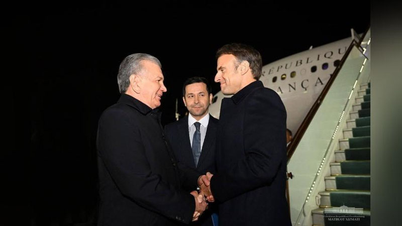 'Shavkat Mirziyoev  Makron bilan samimiy xayrlashdi'ning rasmi