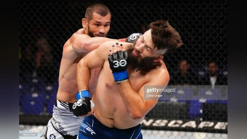 'Маҳмуд Муродов UFC жангида америкалик рақиби устидан ғалаба қозонди (видео)'ning rasmi