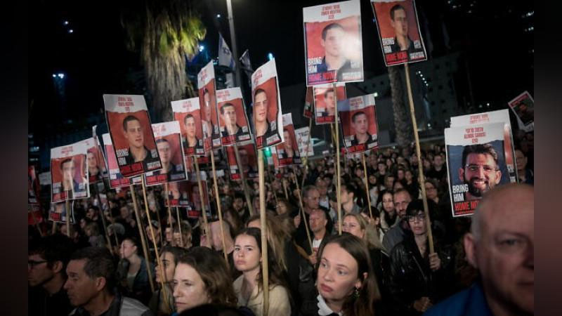 'Isroilda ommaviy mitinglar boshlandi: odamlar Bosh vazir Netanyaxuning iste`fosini, urushni tugatish va garovga olinganlarni qaytarishni talab qilmoqda'ning rasmi