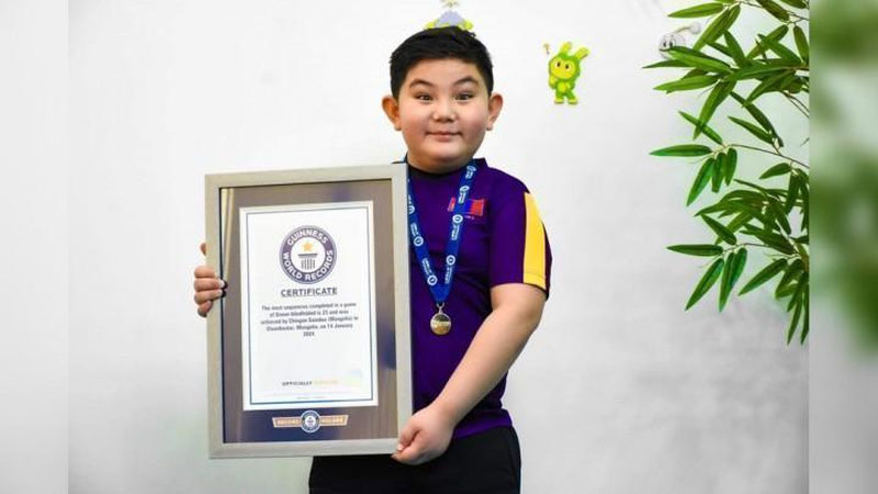 '9 yoshli mo`g`ul bola Ginnes rekordlari kitobiga kirdi'ning rasmi