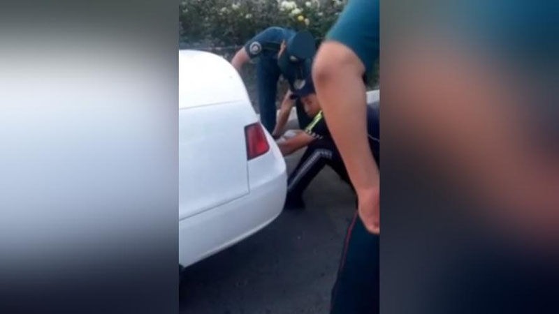 Изрображение 'В Намангане задержанный водитель лег под машину в знак протеста (видео)'