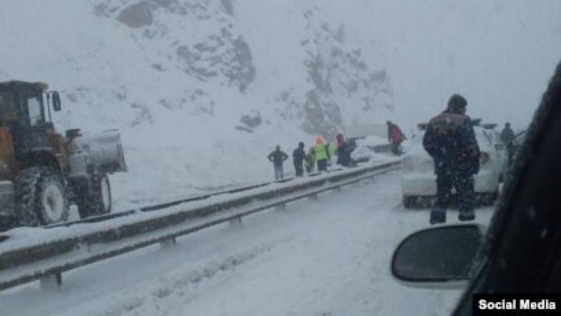 'Қор кўчкиси хавфи туфайли "Қамчиқ" довони вақтинча ёпилди'ning rasmi