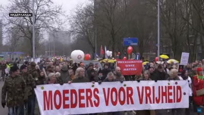 'Дунё аҳолиси коронавирусга қарши кураш чораларига норозилик намойиши ўтказмоқда'ning rasmi