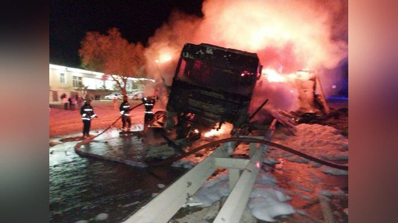 '“Qamchiq”da buxorolik haydovchining yuk mashinasi butunlay yonib ketdi'ning rasmi
