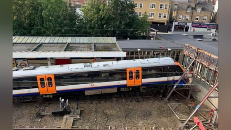 'Британияда поезд рельсдан чиқиб кетди'ning rasmi