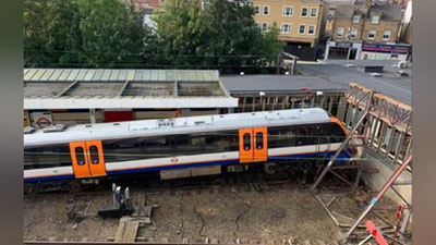 'Британияда поезд рельсдан чиқиб кетди'ning rasmi