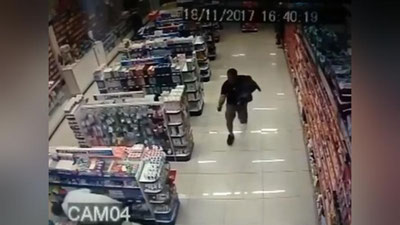 Изрображение 'ПОЛИЦЕЙСКИЙ РАССТРЕЛЯЛ ГРАБИТЕЛЕЙ, ДЕРЖА НА РУКАХ МАЛЫША (ВИДЕО)'