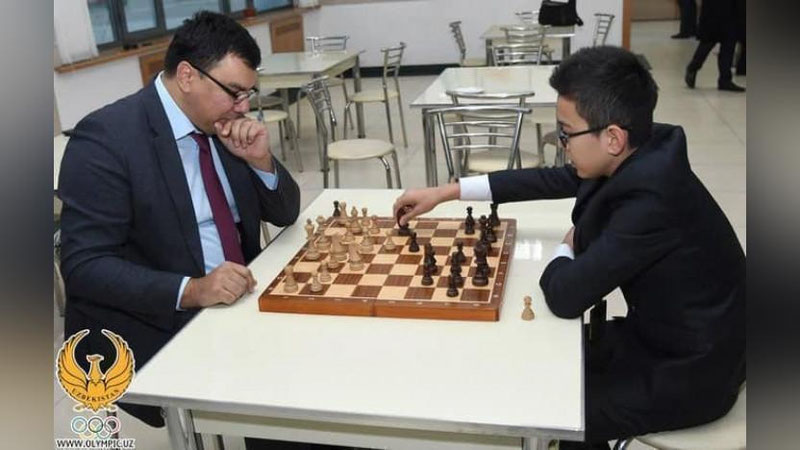 'Cиз яқин келажакда, албатта, шахмат тожини ҳам Ўзбекистонга олиб келасиз — Азиз Абдуҳакимов чемпион Нодирбек Абдусатторовга'ning rasmi