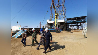 '“O`zbekneftgaz”: Boshqaruv raisi boshchiligidagi “Ishchi guruh” Ustyurt regionida amalga oshirilayotgan geologiya-qidiruv ishlari holatini o`rgandi (Foto)'ning rasmi