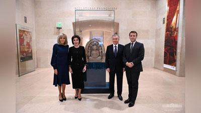 Изрображение 'Первыми посетителями выставки "Сокровища оазисов Узбекистана" в Лувре стали главы Узбекистана и Франции с супругами'