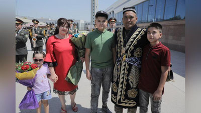 'Xalqaro armiya o`yinlarida munosib ishtirok etgan o`zbekistonlik harbiylar tantana bilan kutib olindi'ning rasmi