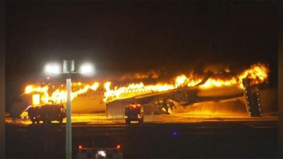'Tokio aeroportiga qo`nishda yo`lovchi samolyot yonib ketdi'ning rasmi