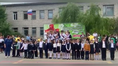 Изрображение 'В России выпускник пытался перерезать горло однокласснице на "Последнем звонке" (видео, 18+)'