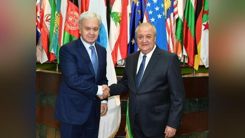 'BUGUN TAShQI IShLAR VAZIRI ABDULAZIZ KOMILOV ShHT BOSh KOTIBI RAShID ALIMOV BILAN UChRAShDI'ning rasmi