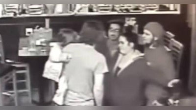 'Тўрт яшар қизалоғини кўтариб олган эркакни аёвсиз калтаклашди (Видео)'ning rasmi