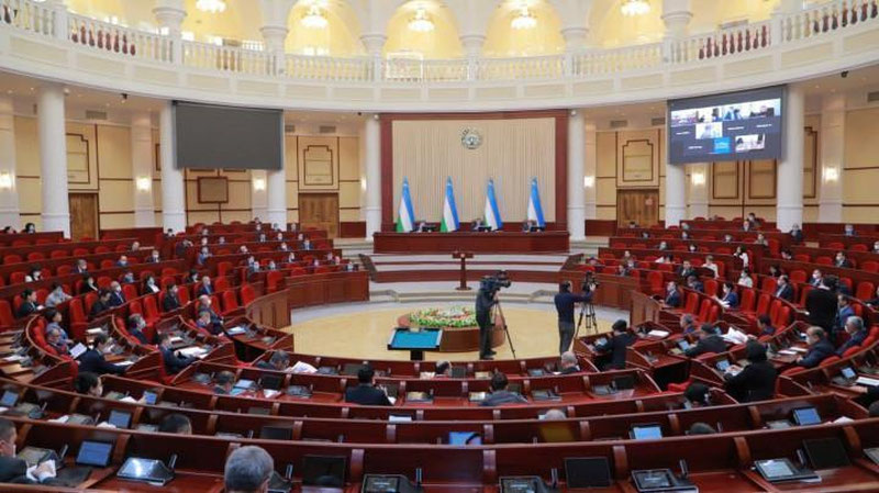 'Deputatlar ichki yo`llar va ichimlik suvi ta`minotini yaxshilashga xizmat qiladigan qonun loyihasini qabul qilishdi'ning rasmi