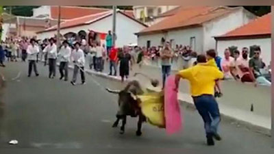 'Portugaliyada bir erkak qo`lida yosh bola bilan korridada ishtirok etdi (Video)'ning rasmi