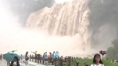 'Xitoyda yog`ingarchilik natijasida kichik chashma ulkan sharsharaga aylandi (Video)'ning rasmi