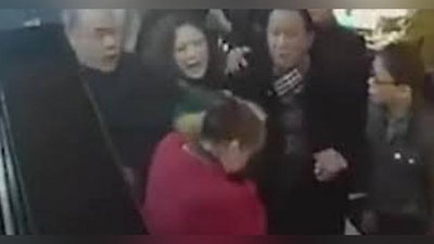 'Ресторан мижозлари официант қизнинг хизматидан норози бўлиб, уни калтаклашди'ning rasmi