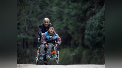 '76 yoshli qariya har kuni nogiron nevarasini 24 km yo`l bosib maktabga olib boradi'ning rasmi