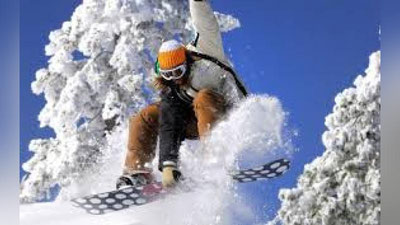 'Чанғичи қор кўчкиси остида тоғдан пастга тушишини видеога олди (Видео)'ning rasmi