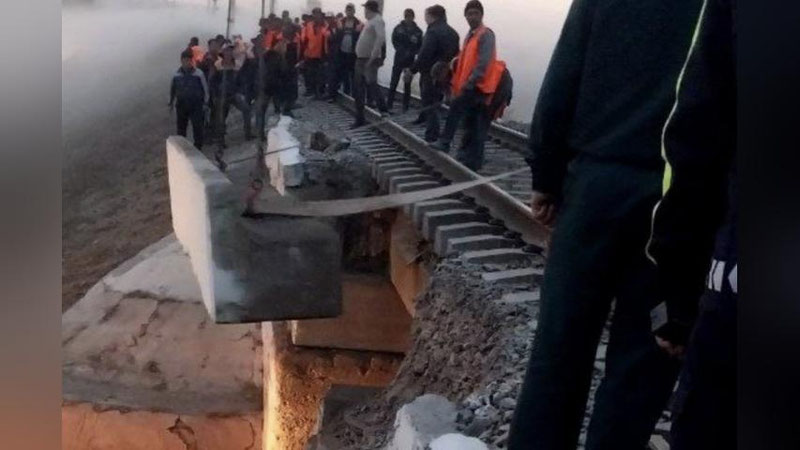 'Жиззахда юк машинаси темирйўл кўпригининг бир қисмини шикастлади'ning rasmi