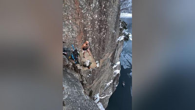 Изрображение 'Норвежец совершил «прыжок смерти» в ледяную воду с высоты 40,5 метров (видео)'