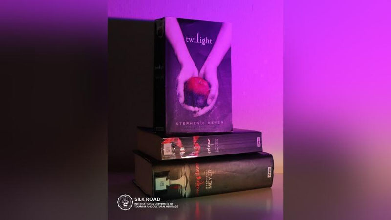 '“Ipak yo`li” turizm va madaniy meros xalqaro universiteti kutubxonasiga noyob adabiyotlar to`plami taqdim etildi'ning rasmi