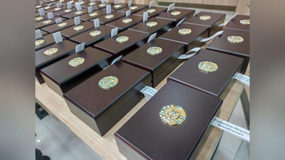 'Бир гуруҳ ОАВ вакиллари "Ўзбекистон Конституциясининг 30 йиллиги" эсдалик нишони билан тақдирланди'ning rasmi