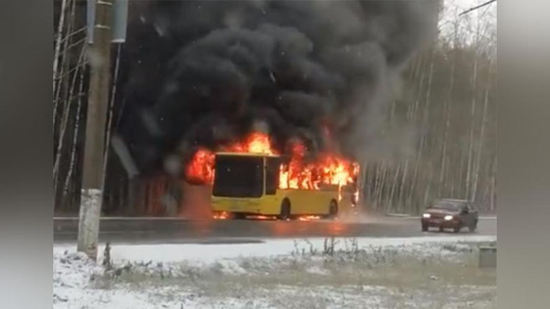 'Sankt-Peterburgda 50 nafar yo`lovchi o`zbekistonlik haydovchining yordami bilan yonayotgan avtobusdan qutilib qoldi'ning rasmi