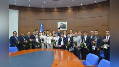 'Jahon chempionatlarida yuqori natijalarga erishgan sportchilar va ularning trenerlari mukofotlandi'ning rasmi