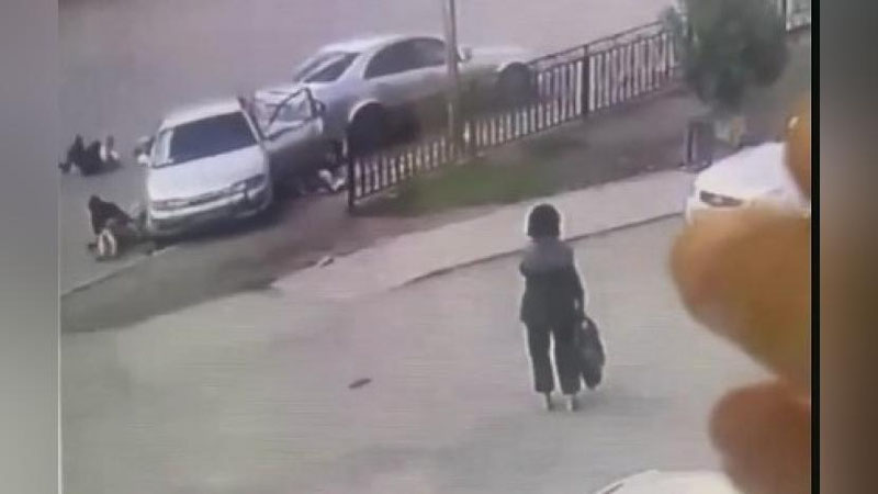 '5 yashar bola mashinada 5 kishini bosib ketdi'ning rasmi