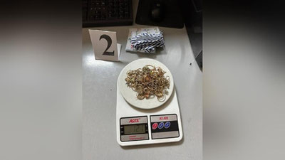 '“G`ishtko`prik” postida qimmatbaho zargarlik buyumlarini yashirincha o`tkazmoqchi bo`lgan yo`lovchi ushlandi'ning rasmi