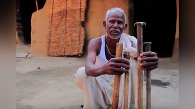 '​Hindistonlik erkak rafiqasining o`limidan so`ng bolg`a bilan tog`ni teshib, yo`l ochdi 'ning rasmi