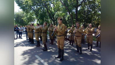 Изрображение 'ВИДЕО: МЕЛОДИИ ВОЕННЫХ ЛЕТ ЗВУЧАТ НА УЛИЦАХ ТАШКЕНТА'