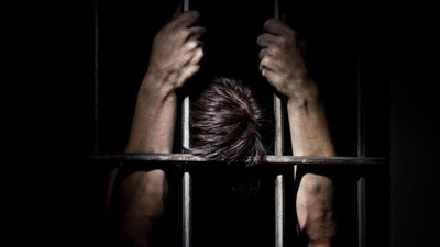 'Qaynonasi va rafiqasini pichoqlagan yigitga hukm o`qildi'ning rasmi