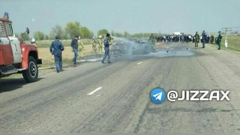 'Жиззахда мудҳиш ЙТҲ: йўловчилар воқеа жойида ҳалок бўлган'ning rasmi