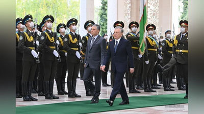 'Ko`ksaroy qarorgohida Turmaniston Prezidentini rasmiy kutib olish marosimi bo`lib o`tdi'ning rasmi