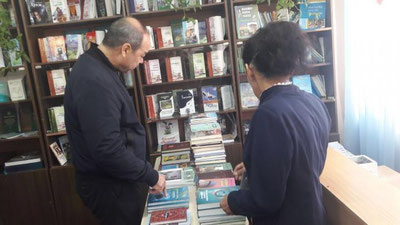 'Abdulla Aripov Jarqo`rg`ondagi maktabga o`z shaxsiy kutubxonasidan kitoblar sovg`a qildi'ning rasmi