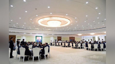 'Shavkat Mirziyoev ehson tadbirida ishtirok etdi'ning rasmi