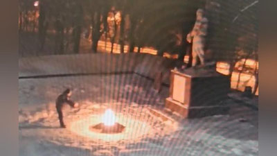 Изрображение 'Суд принял решение о выдворении мигрантов из Узбекистана, чьи дети потушили Вечный огонь в Петербурге'