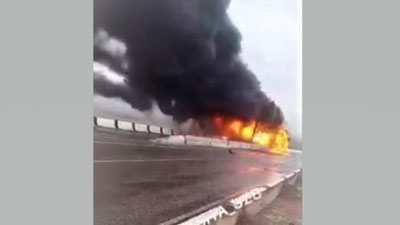 Изрображение 'На трассе под Ахангараном сгорел грузовик (фото, видео)'