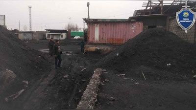 'Andijonlik fuqaro Qirg`izistondan keltirilgan 37 vagon ko`mirni "hal qilvordi"'ning rasmi