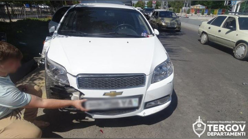 'Chirchiqda shifokor uyiga ketishiga ruxsat bermagan bemor kasalxona oldida turgan o`zganing mashinasini haydab qochib ketdi'ning rasmi