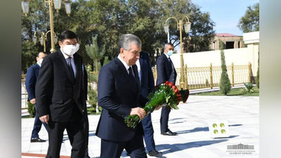 Изрображение 'Президент Узбекистана почтил память Мусы Ерниязова в Нукусе (фото)'