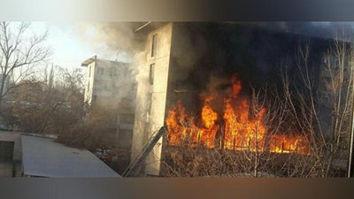 'Samarqand shahridagi ko`p qavatli uylarning birida yong`in sodir bo`ldi'ning rasmi