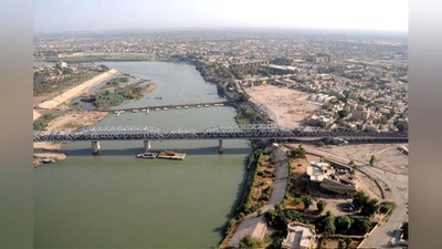 'Ироқда жангарилар томонидан вайрон қилинган кўприк қайта тикланди 'ning rasmi