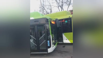 Изрображение 'На остановке станции метро "Чиланзар" два автобуса "притерлись" друг к другу'