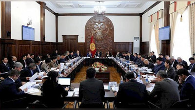 Изрображение 'КЫРГЫЗСКИМ ЧИНОВНИКАМ ЗАПРЕТЯТ ПРИНИМАТЬ ДОРОГИЕ ПОДАРКИ'